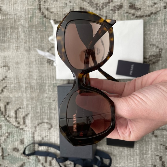 Prada Sunglasses- pristine condition - Picture 4 of 8